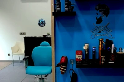 Interior de la barbería YEYE en Figueres